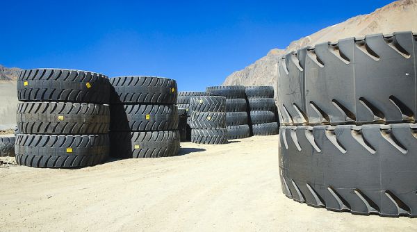 semua-yang-perlu-anda-ketahui-tentang-memelihara-dan-mengganti-ban-pada-peralatan-berat